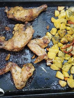 Una foto de Pata Muslo y Alitas al horno con papas