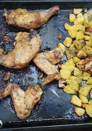 Una foto de Pata Muslo y Alitas al horno con papas