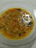 Sopa de hortalizas, wakame y fideos