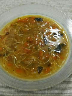 Una foto de Sopa de hortalizas, wakame y fideos