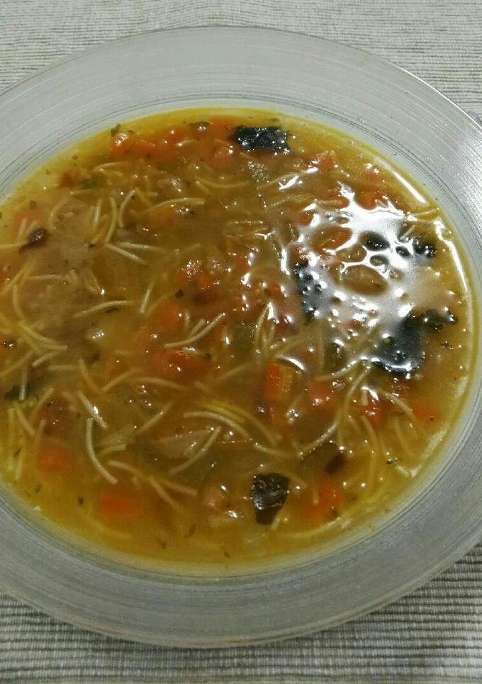 Una foto de Sopa de hortalizas, wakame y fideos