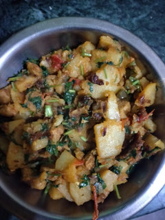 आलू सोयाबीन की सब्जी (Aloo soyabean ki sabzi recipe in Hindi) रेसिपी मुख्य फोटो