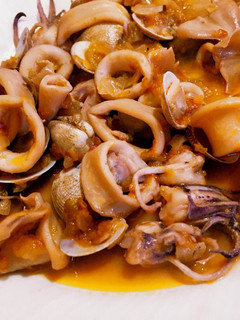 Una foto de Calamares con almejas 🦑