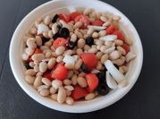 Une photo de haricots blancs salade