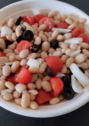 Une photo de Salade de tomates, haricots blancs et oignons 🍅