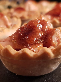 Una foto de Tartaleta de mermelada de tomate con foie y azúcar caramelizada