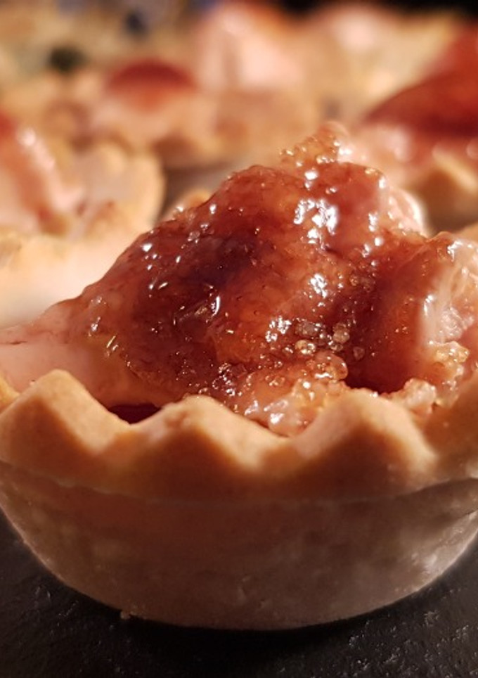 Una foto de Tartaleta de mermelada de tomate con foie y azúcar caramelizada