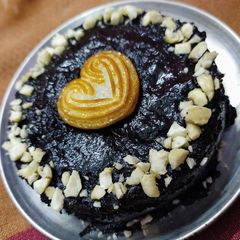 A picture of Instant chocolate cake with chocolate biscuit🍪🍪🍪.