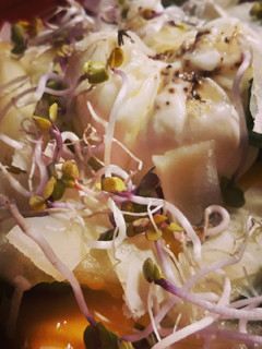 Una foto de Ensalada de canónigos, mango, melón y huevo poche