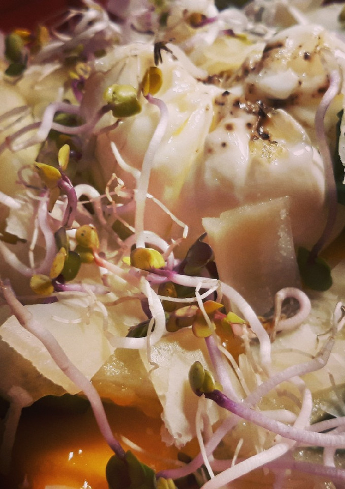 Una foto de Ensalada de canónigos, mango, melón y huevo poche