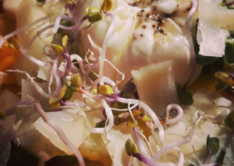 Ensalada de canónigos, mango, melón y huevo poche