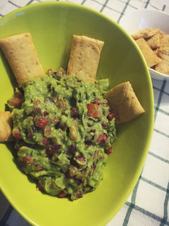 Una foto de Guacamole mexicano con pico de gallo y granada