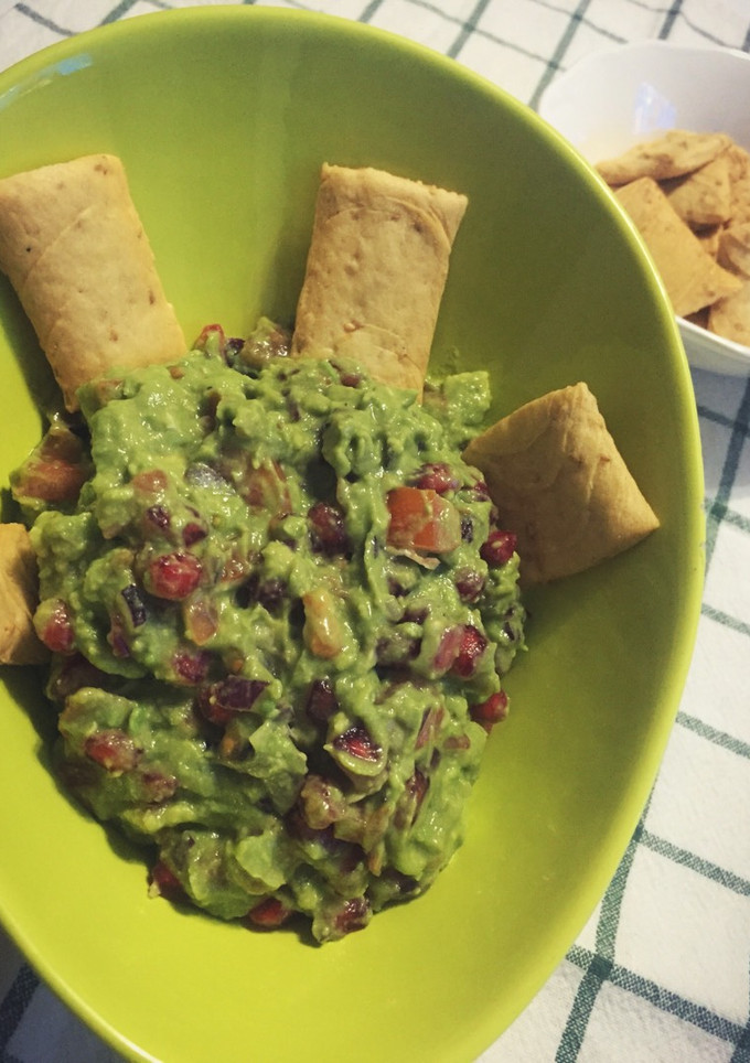 Una foto de Guacamole mexicano con pico de gallo y granada