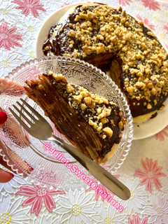 Una foto de Pastel de creps 🥞🍫 con chocolate y nueces