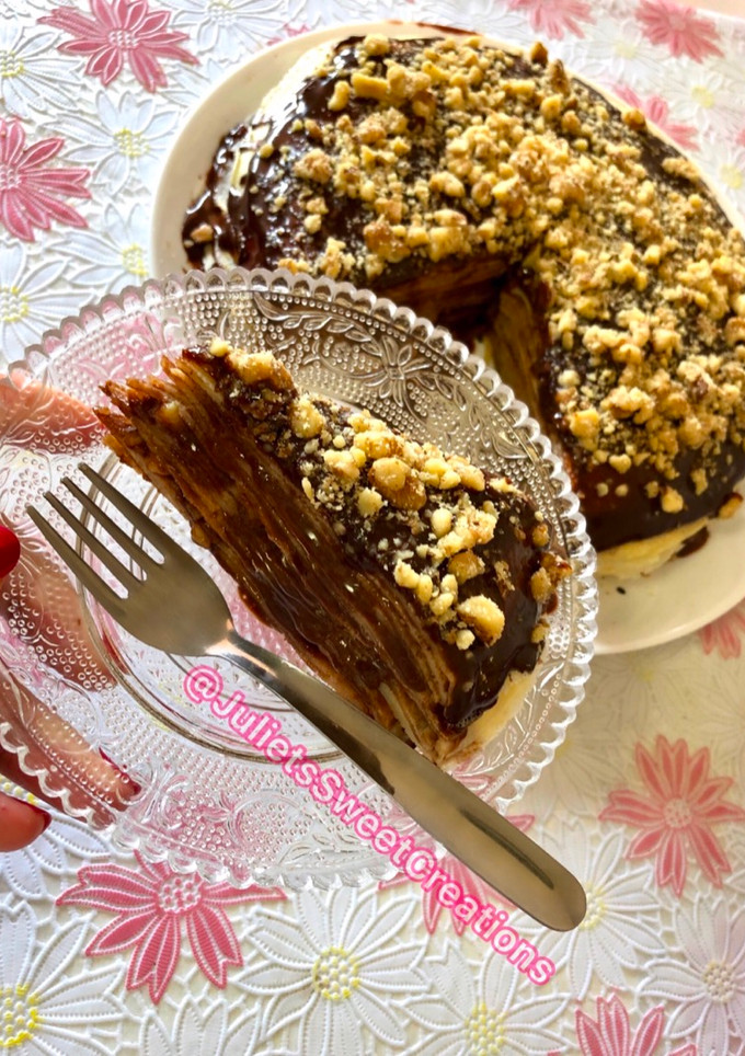 Una foto de Pastel de creps 🥞🍫 con chocolate y nueces