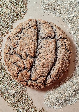 Una foto de Pan de granos de trigo sarraceno y quinoa 🌱 sin harina, sin levadura, 🌱 larga fermentación 🌱