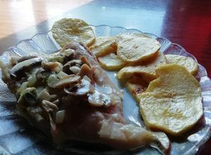 Una foto de Filet de abadejo a la crema con champignones y papas fritas