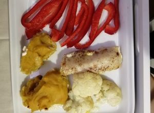 Foto de Medalhão de Pescada no forno, com puré de batata doce, couve flor e pimento vermelho
