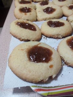 Una foto de Galletas fáciles y rápidas con mermelada de membrillo