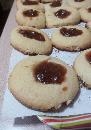 Una foto de Galletas fáciles y rápidas con mermelada de membrillo