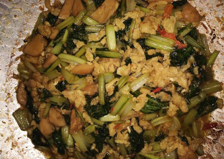 Cah sawi hijau dengan telur dan bakso