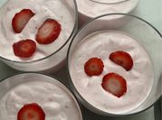 Una foto de yogur griego con fresas