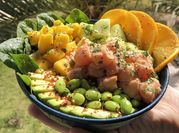 Una foto de poke de salmón y aguacate
