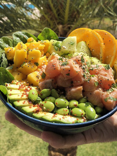 Una foto de Poke Cítrico de Salmón y Aguacate
