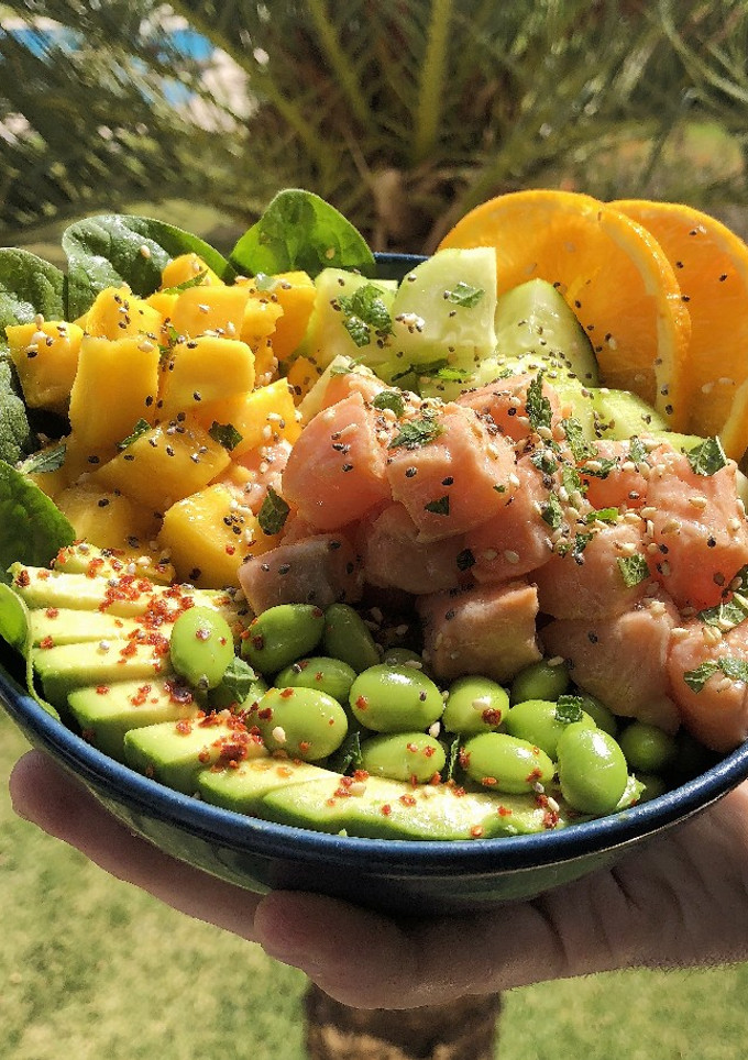 Una foto de Poke Cítrico de Salmón y Aguacate