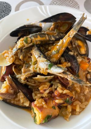 Una foto de Arroz meloso de boquerones y pulpo 🐙