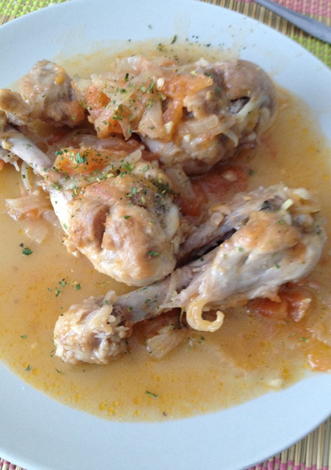 Una foto de Muslos de pollo encebollado a la cerveza