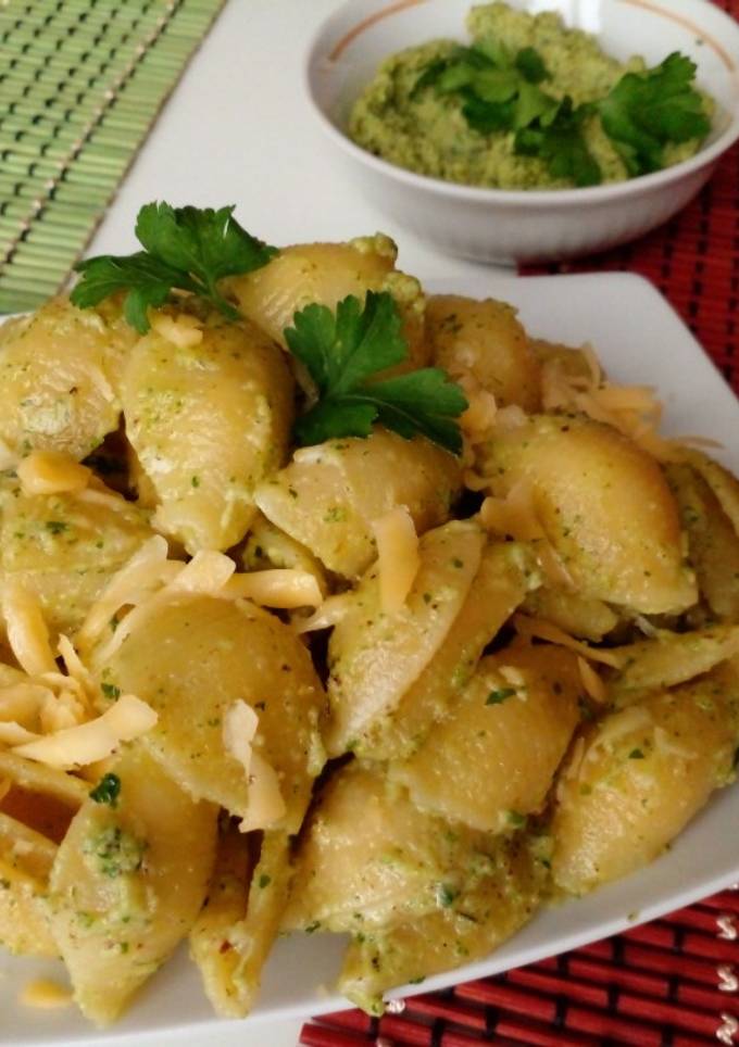 Песто з петрушки з ракушками