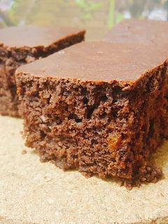 Una foto de Bizcocho vegano de chocolate con fruta