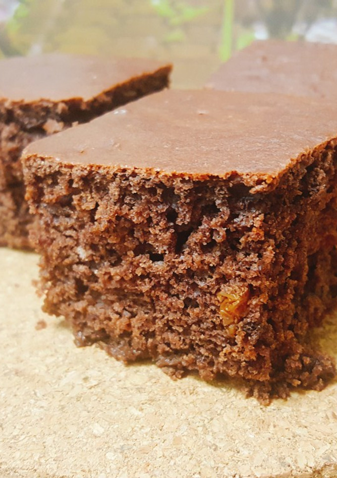 Una foto de Bizcocho vegano de chocolate con fruta