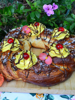 Una foto de Rosca de Pascua trenzada rellena con membrillo y maní😜