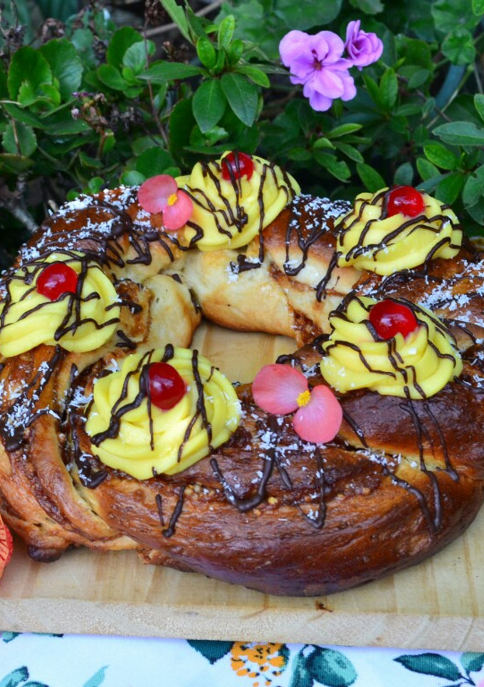 Una foto de Rosca de Pascua trenzada rellena con membrillo y maní😜
