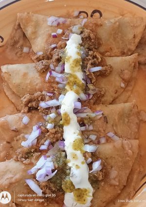 Una foto de Enfrijoladas con Chorizo