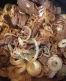 Bisteces de res encebollados