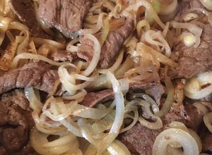Una foto de Bisteces de res encebollados