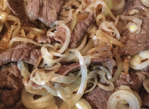 Una foto de Bisteces de res encebollados