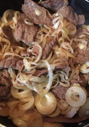 Una foto de Bisteces de res encebollados