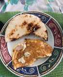 Desayuno omelette y areipita