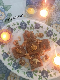 અખરોટ અને ખારેક ની બરફી (Walnut Kharek Barfi Recipe In Gujarati) રેસીપી મુખ્ય ફોટો