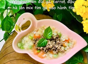 Hình của món Ăn dặm- nui sao nấm đùi gà, carrot, đậu hà lan mix tim gà xào hành tím.