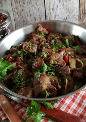 Pirított csirkemáj szegfűgombával recept fotója