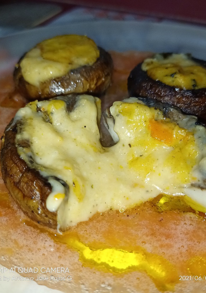 Una foto de Portobello rellenos bechamel cremosa de marisco