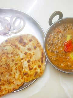 दाल मखनी और आलू का पराठा (Dal makhani aur aloo ka paratha recipe in hindi) रेसिपी मुख्य फोटो