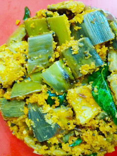 வாழைக்காய் தோல் பொரியல்(Plantain peel recipe in Tamil) செய்முறை முக்கிய புகைப்படம்