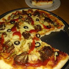 A picture of Beef tikka pizza.
