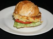 Una foto de aderezos para hamburguesa
